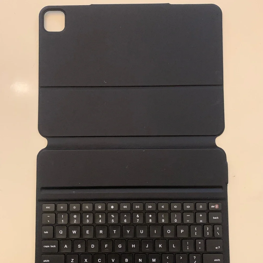 iPad 10.9 & 11 inch Keyboard Case / NO USB-C CHARGER INCLUDED